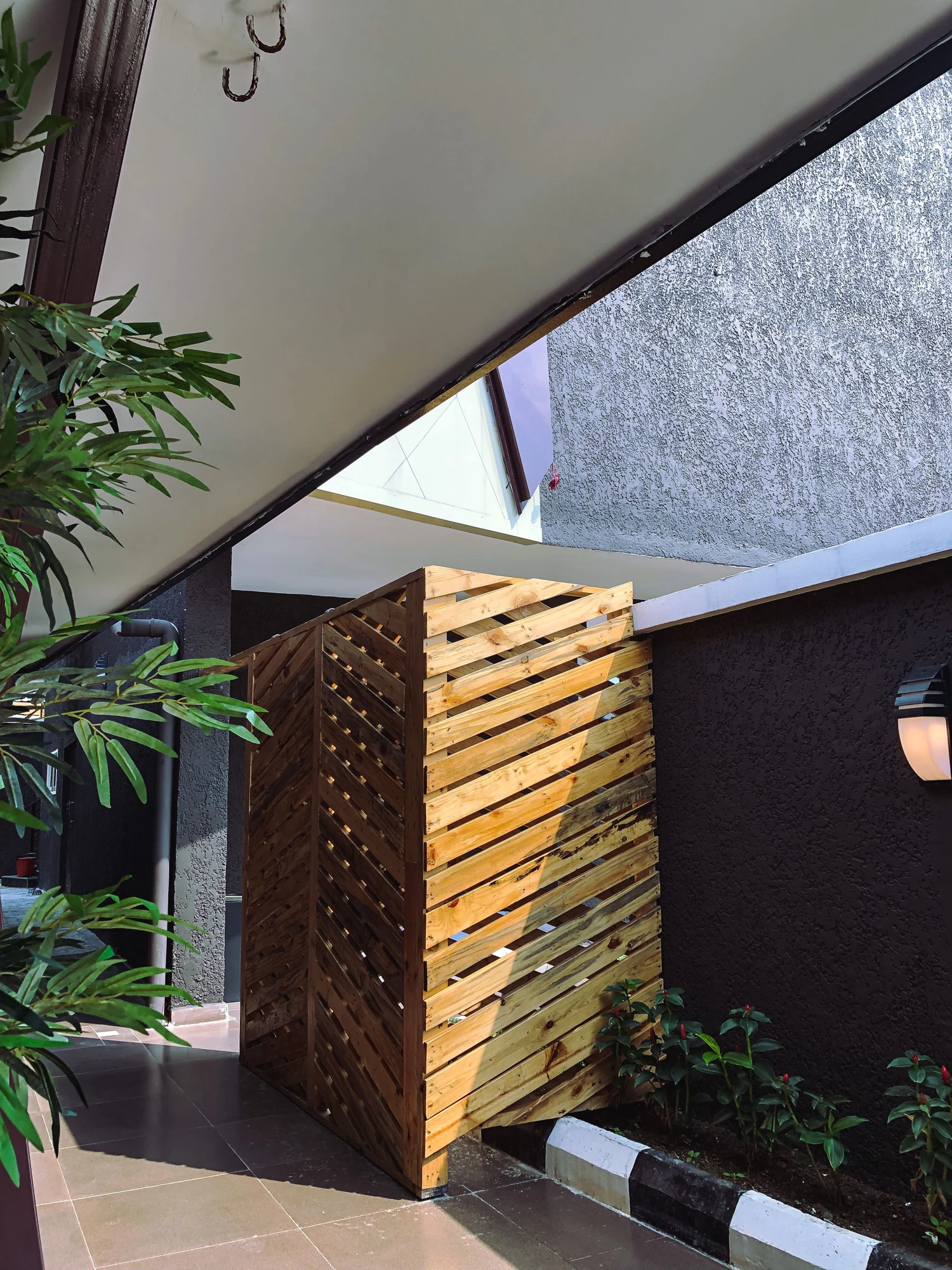 Slatted forms and architectural shadows. Stock design inspiration, not a Hengpu project.